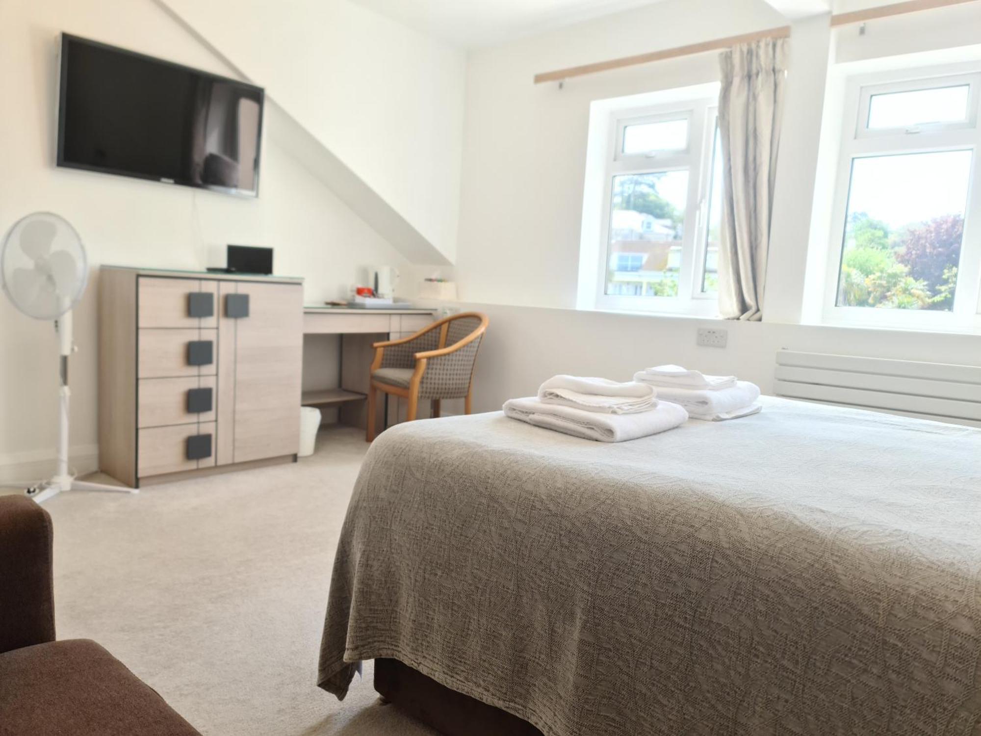 Hotel The Torland - Seafront - Free Parking, En-suite Paignton