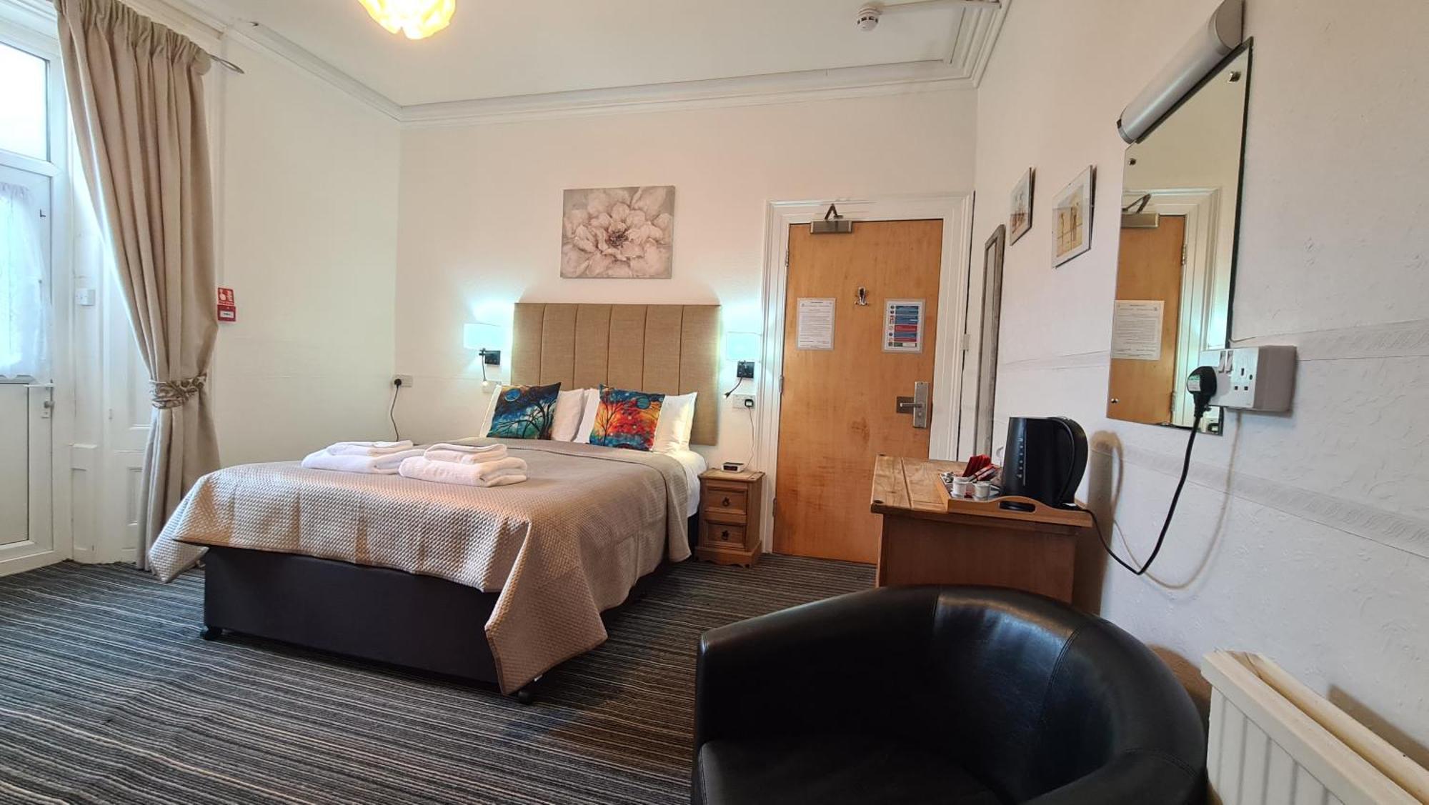 Hotel The Torland - Seafront - Free Parking, En-suite 4*