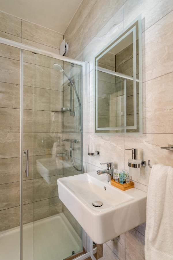 The Torland - Seafront - Free Parking, En-suite Hotel