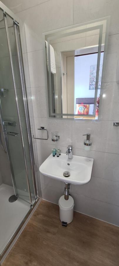 The Torland - Seafront - Free Parking, En-suite Hotel