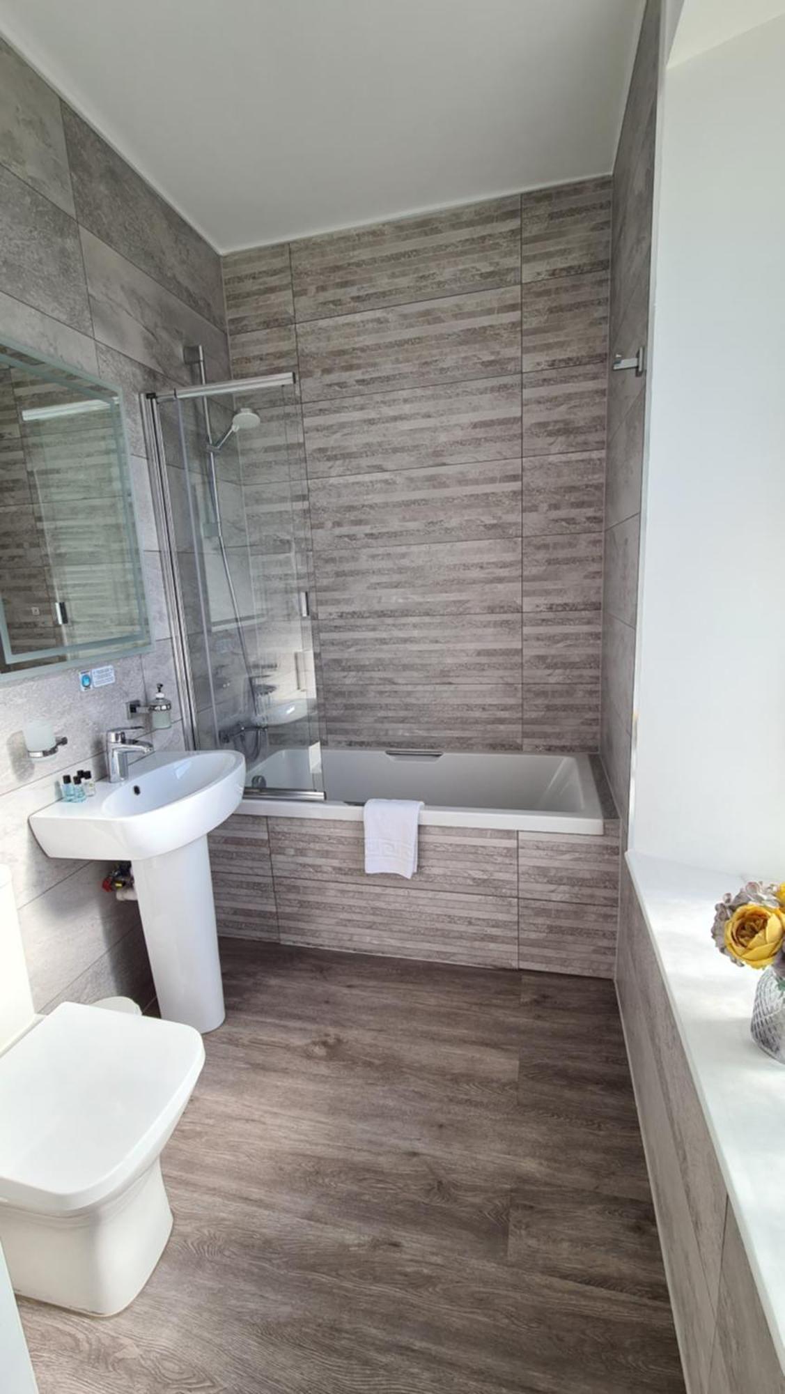 The Torland - Seafront - Free Parking, En-suite Hotel